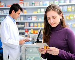 94816-farmacia-buendia-clienta-comprando-medicina